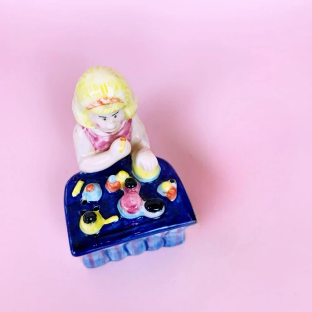 OCI Omnibus Vintage 1980’s Beauty Bar Salt Shaker